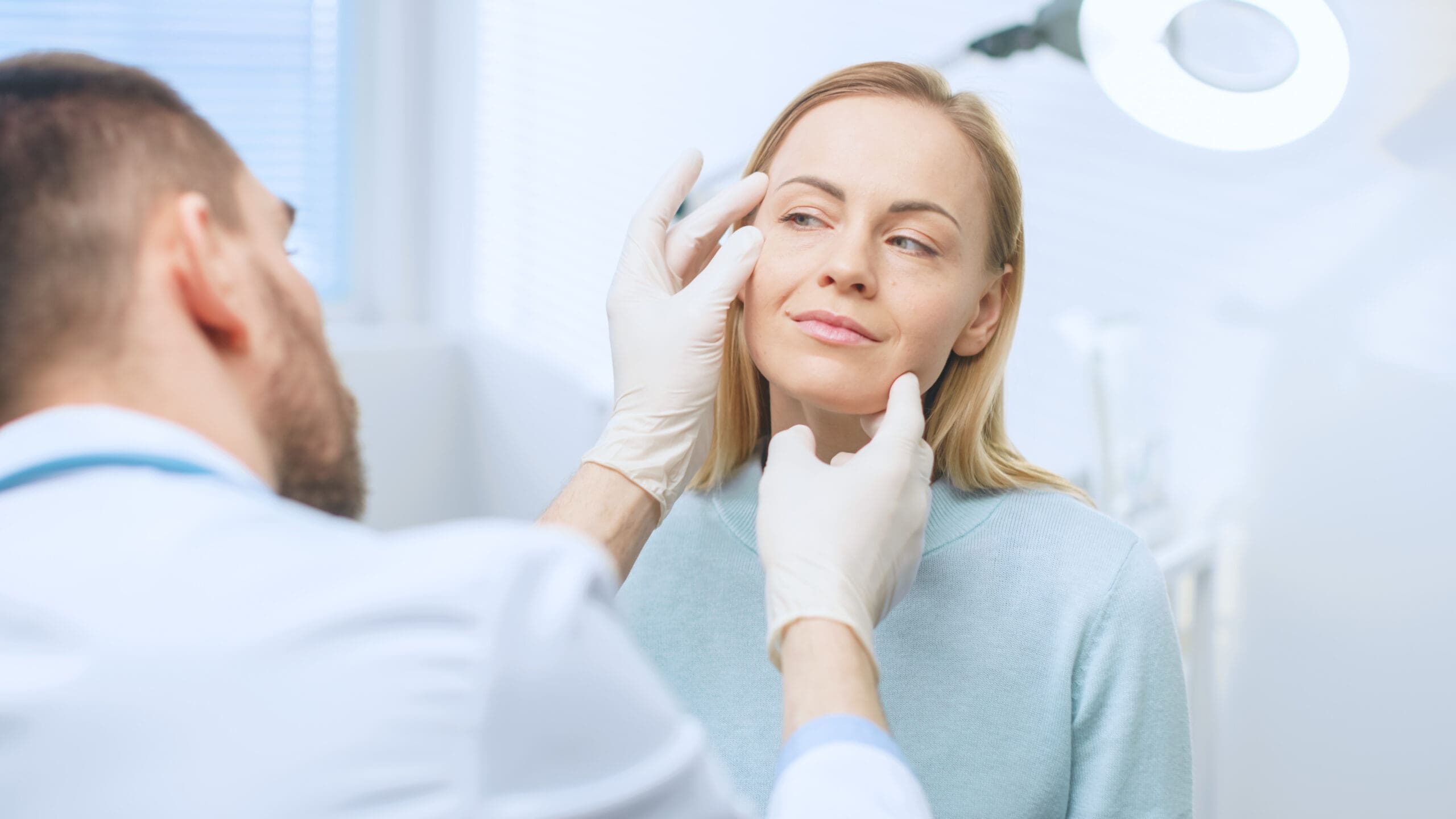 What to Look for in a Cosmetic Surgeon: Key Factors to Consider 2 What to Look for in a Cosmetic Surgeon: Key Factors to Consider 2