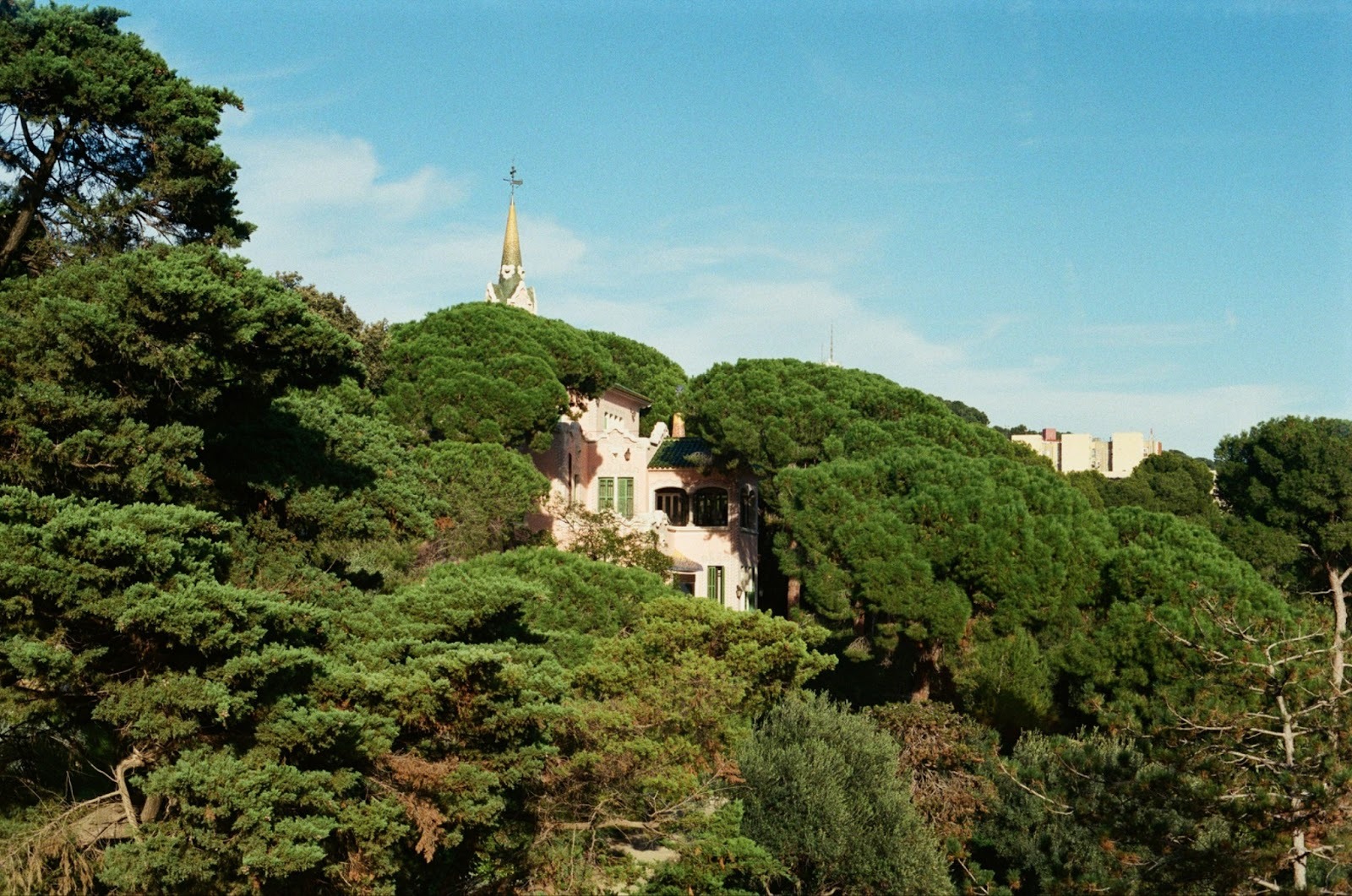 The Mosaic Alleys of Park Güell and the Marble Sculptures of Vatican Museums: A Contrast of Textures 1 The Mosaic Alleys of Park Güell and the Marble Sculptures of Vatican Museums: A Contrast of Textures 1